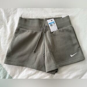 Nike Women's High-Waisted Loose Shorts, size M